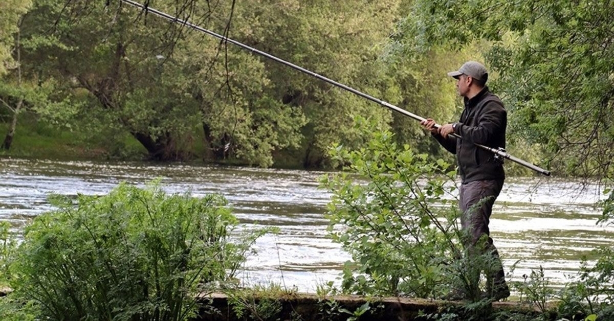 pescador río