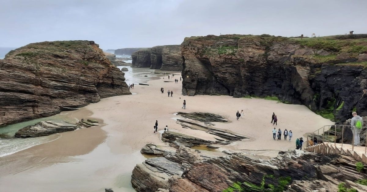 playa-catedrales-turistas