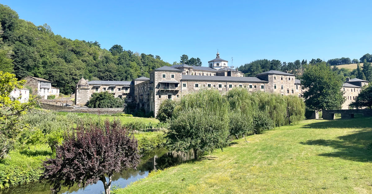 Mosteiro de Samos e rio