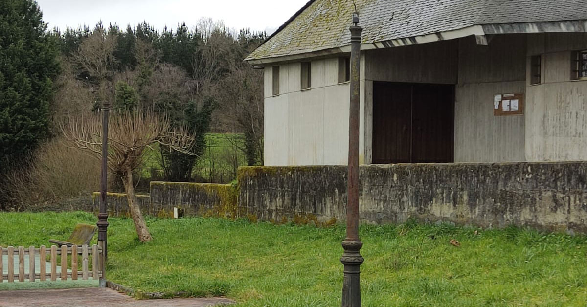 Parque de Oural coas farolas rotas Sarria