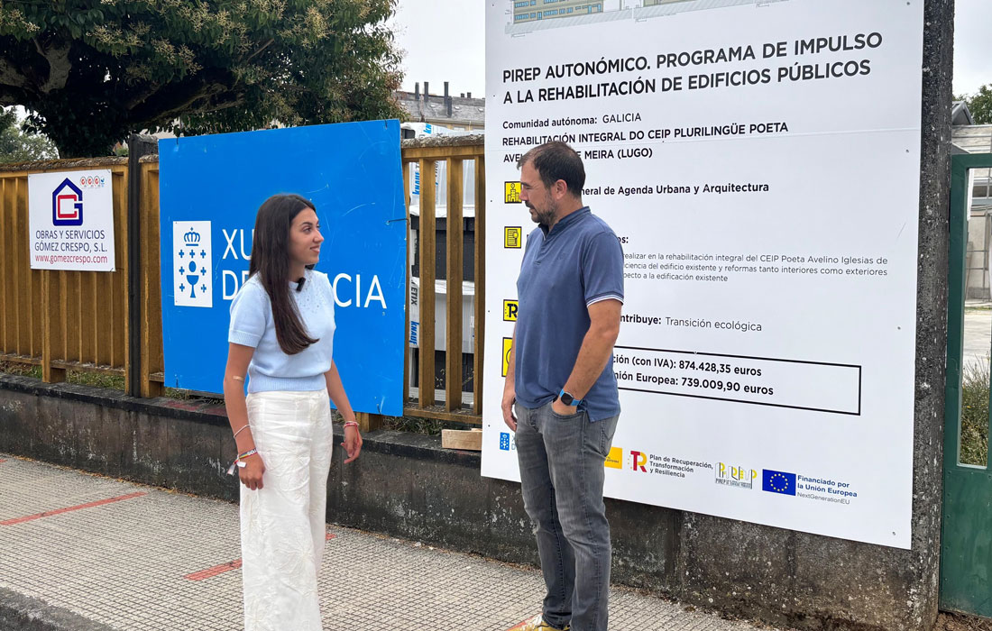 Grueira-e-Fernández-diante-o-CEIP-Poeta-Avelino-Díaz