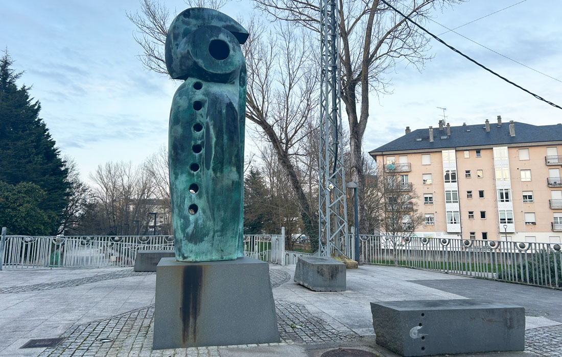 estatua-Peregrino-María-Carretero-Ponte-Ribeira