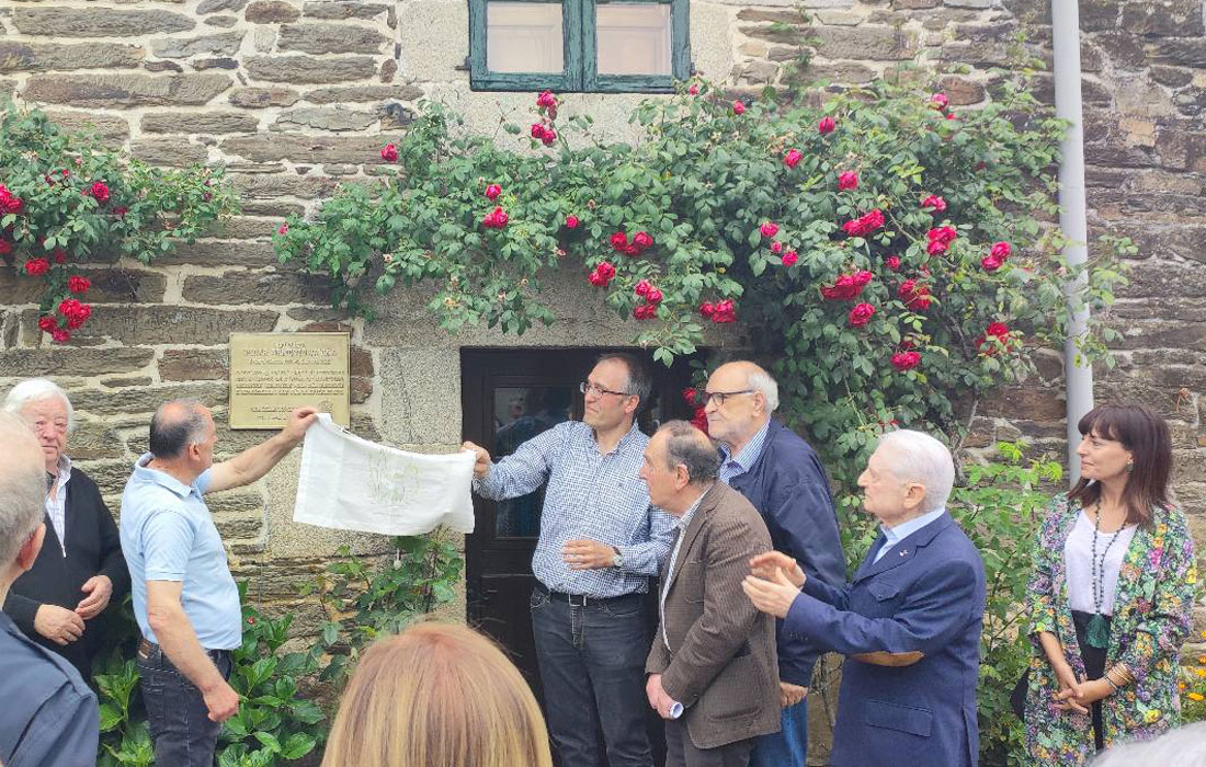 placa-homenaxe-a-Pilar-Armesto-Valiña-Sarria