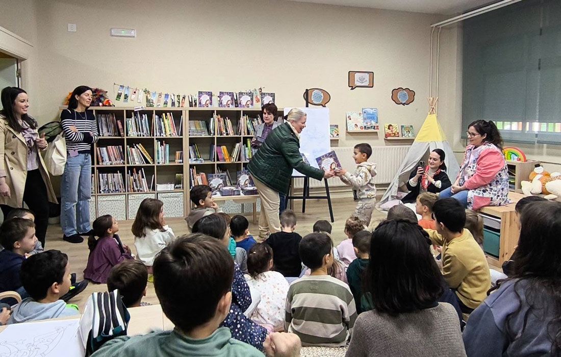 entrega-libro-Estefanía-Padullés-en-Paradela