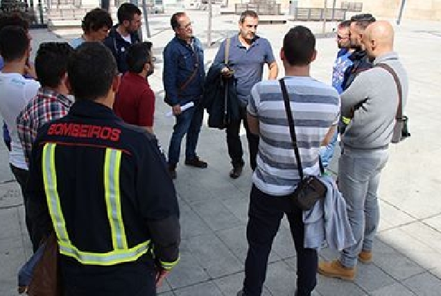 Os deputados do BNG reuníronse cos bombeiros concentrados ás portas do pazo de San Marcos.