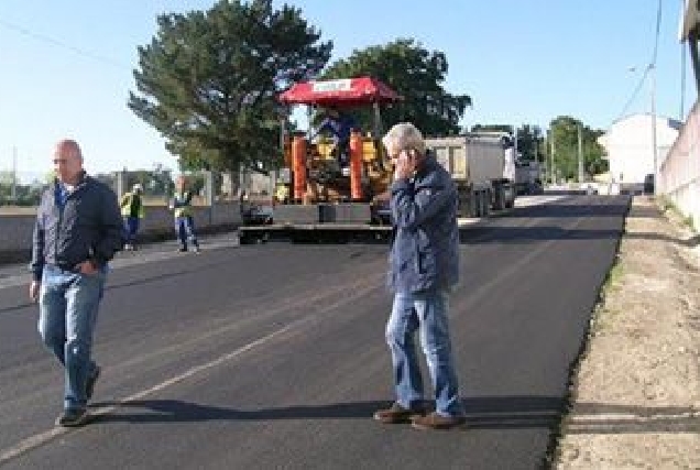 José A. Santos e Jesús Cortiña supervisando as obras de pavimentación da rúa do campo de fútbol e do mercado municipal.