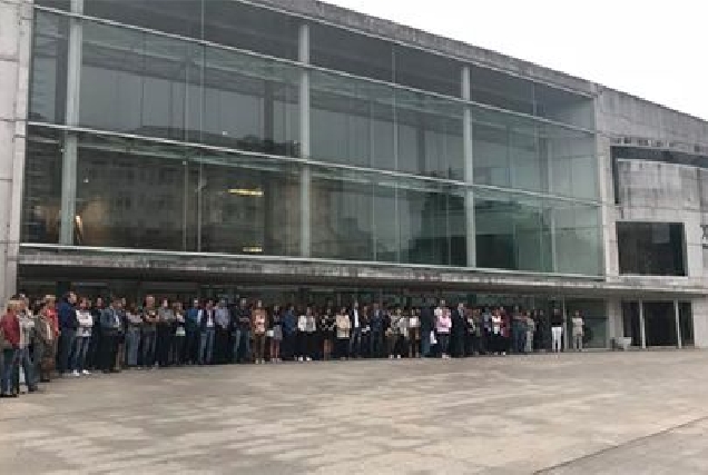 Minuto de silencio ás doce e media ante a Delegación Territorial da Xunta en Lugo en solidariedade coas vítimas dos incendios que está a sufrir Galicia.