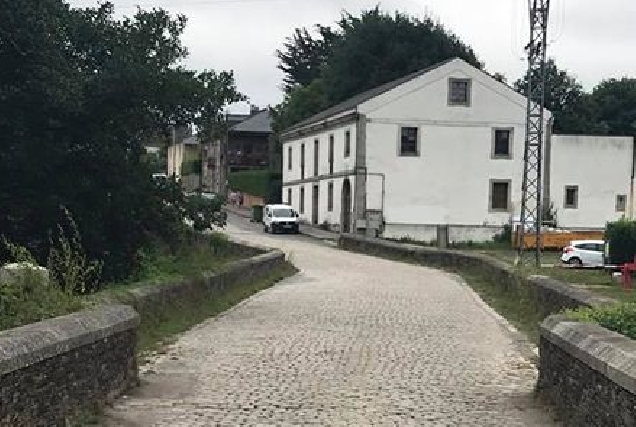 Casa das Ínsuas dende a ponte medieval de Rábade