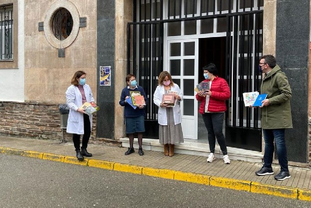 Grupo Municipal entrega libros colexios Ribadeo