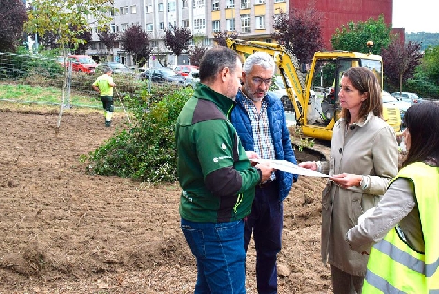 A alcaldesa de Lugo, Lara Méndez, e o edil de Medio Ambiente, Miguel Fernández, supervisan o inicio das obras do parque Covid