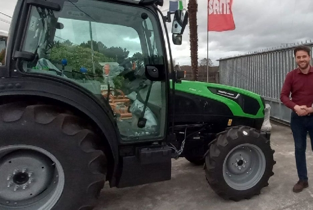 230323 O ALCALDE DE FOZ XUNTO CO TRACTOR DESBROZADOR NA EMPRESA ADXUDICATARIA