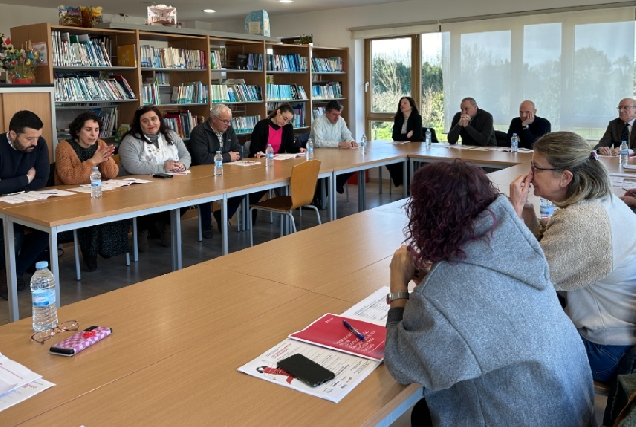 Imaxe da reunión simbólica celebrada este martes en Bergondo coas entidades sociais