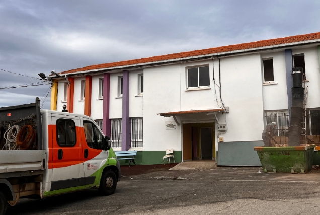 Imaxe das obras na antiga escola de Carnoedo en Sada