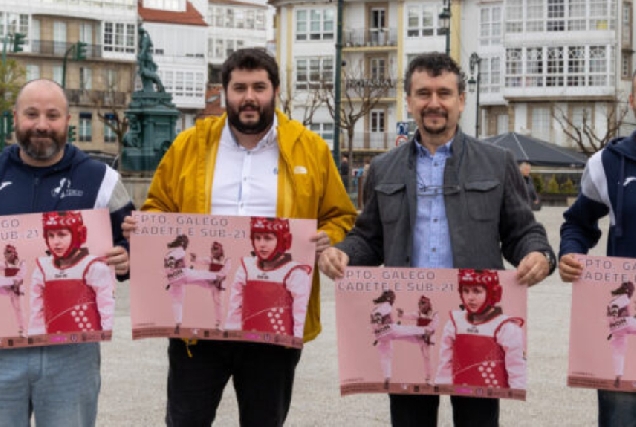 O concelleiro de deportes de Betanzos, Ricardo Cheda Faraldo xunto aos representantes do club Kwon na presentación do campionato galego de taekwondo cadete e sub 21