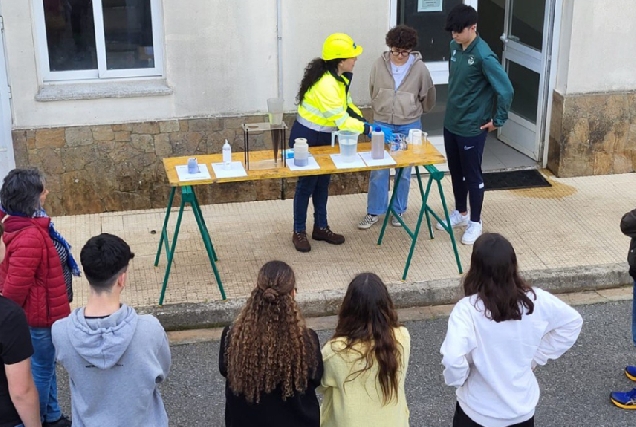 Os estudantes do IES Isaac Díaz Pardo de Sada durante a visita á depuradora municipal