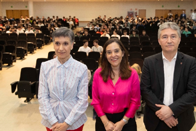 A alcaldesa da Coruña na conferencia da UDC