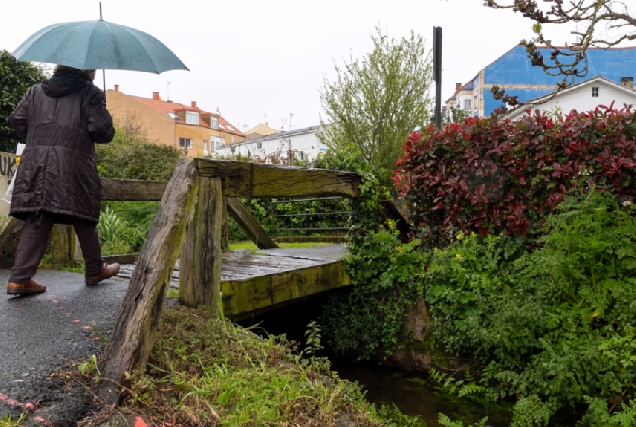 Imaxe da pasarela do río no barrio de Mesoiro Vello