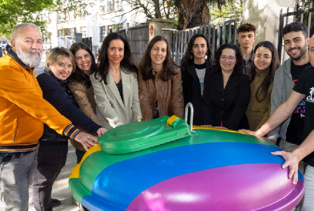 Imaxe dos novos contenedores coa bandeira LGTBI na Coruña