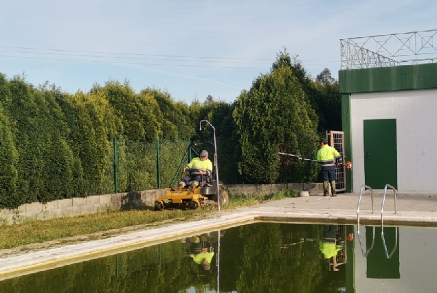 Imaxe dos operarios poñendo apunto a piscina de Sada para o verán