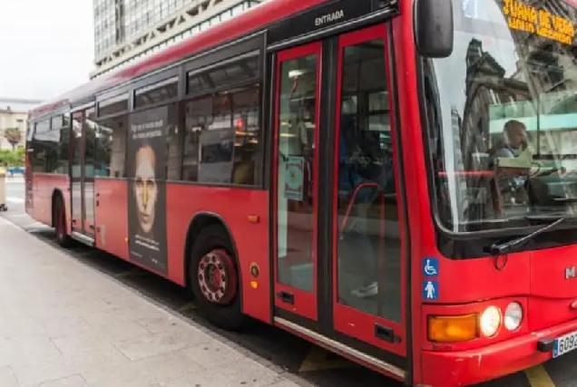 Imaxe dun autobús urbano na Coruña