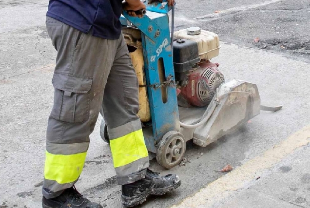 Imaxe dun operario realizando as obras