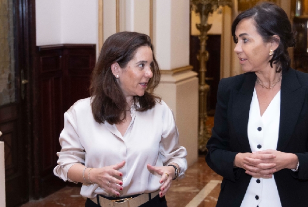 Inés Rey durante a reunión coa directora técnica do Plan Estratéxico da Coruña 2030-2050, Isabel Pardo de Vera