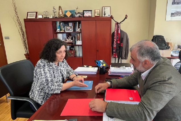 Imaxe da visita da delegada da Xunta ao alcalde de Oza-Cesuras