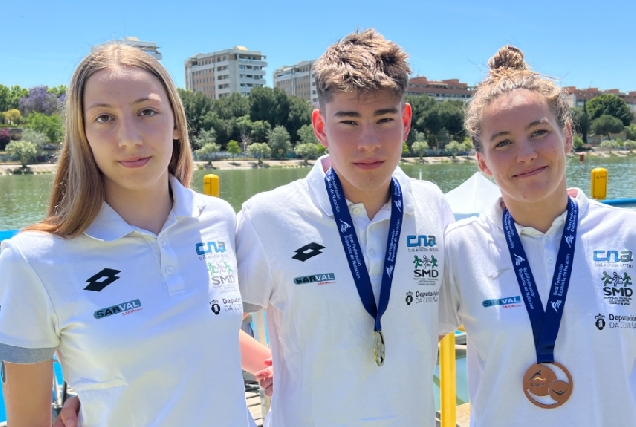 Imaxe dos tres deportistas do Club Natacion Arteixo que acudiron a Sevilla