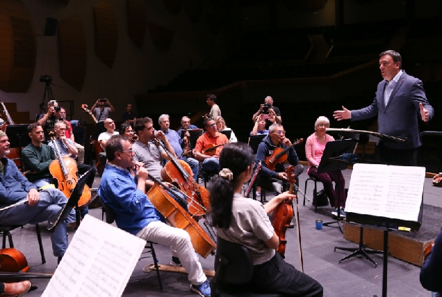 Imaxe do presidente da Deputación da Coruña visitando á Orquesta Sinfónica de Galicia