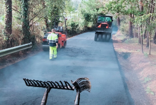 Imaxe dunha actuación nun camiño municipal de Cambre