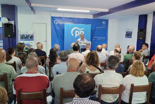 Luis Menor durante un mitin en Celanova