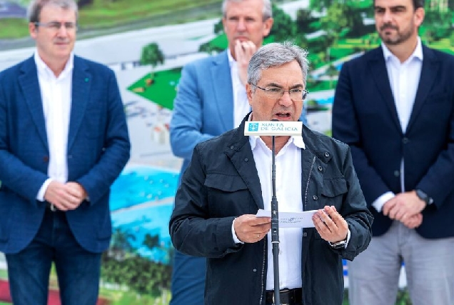 Luis Menor, presidente da Deputación de Ourense, durante a inauguración do Parque Acuático de Monterrei