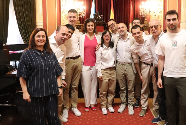 O alcalde de Ourense, Gonzalo Pérez Jácome, recibe aos mebros de Down Ourense