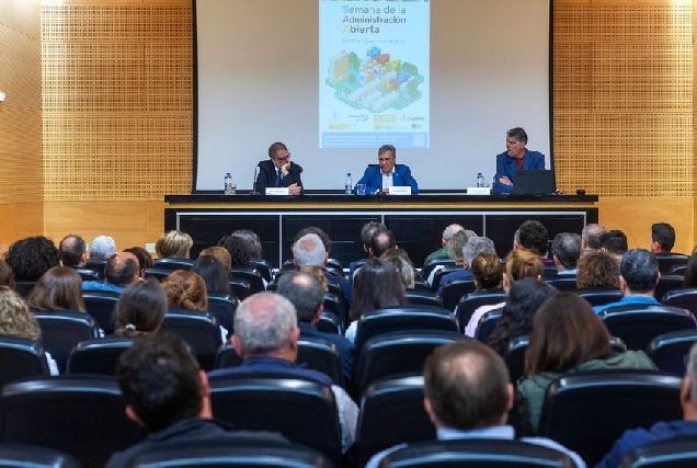 O presidente provincial, Luis Menor, durante a Semana da Administración Aberta en Ournse