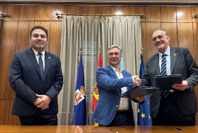 O presidente provincial, Luis Menor, o reitor da UVigo, Manuel Reigosa, e o vicerreitor do Campus, Javier Rodríguez Rajo.