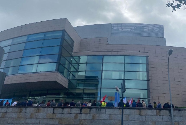 Traballadores de COASA maniféstanse ás portas do Auditorio Municipal de Ourense