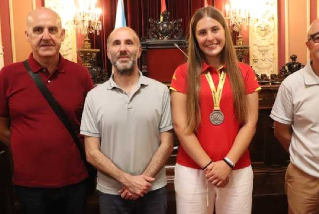 O alcalde de Ourense recibe á deportista ourensá Carlota Álvarez