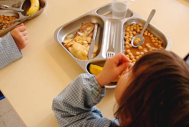 Nenos no comedor escolar