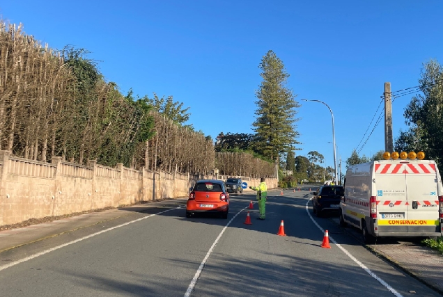 Imaxe das obras na estrada AC-162 preto da praia de Gandarío en Bergondo