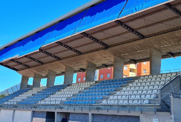 Gradas do campo de fútbol da Pinguela